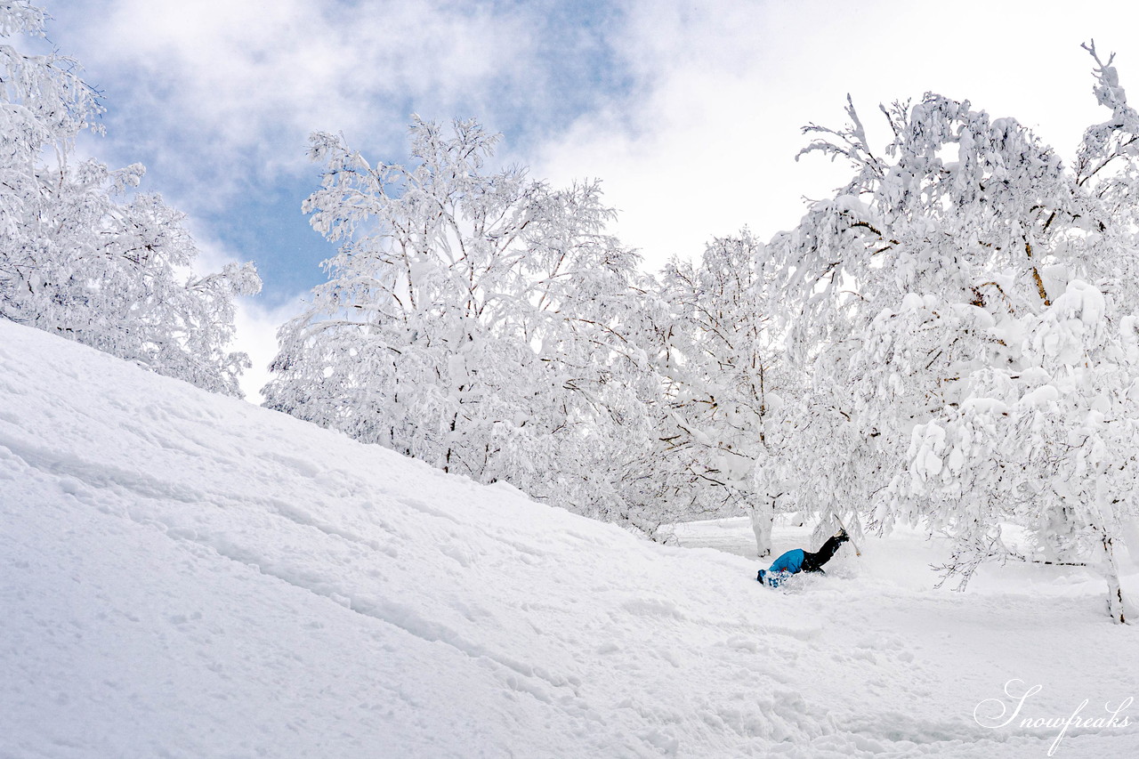 ルスツリゾート　2日間の吹雪の後の青空。たっぷり新雪が降り積もった樹氷林の中を滑る！